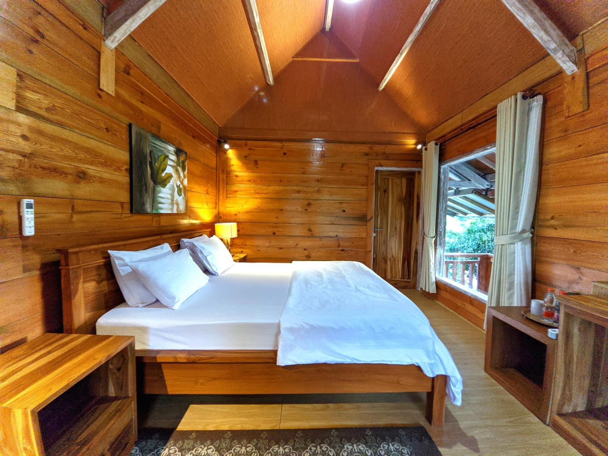 Peraja Bungalows Loyok Sangyang 객실 사진